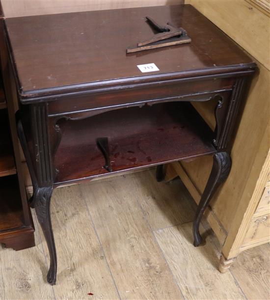 An Edwardian mahogany card/occasional table W.56cm